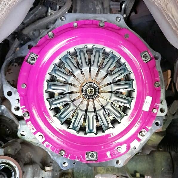 Performance clutch pressure plate fitted to a gearbox